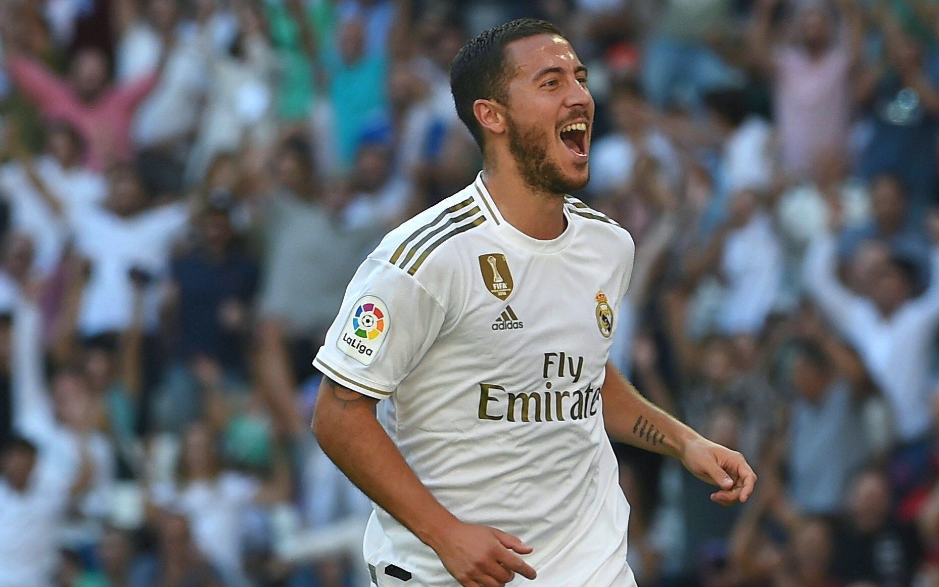 已成惯例，阿根廷足协主席赛前晒与梅西、德保罗合照